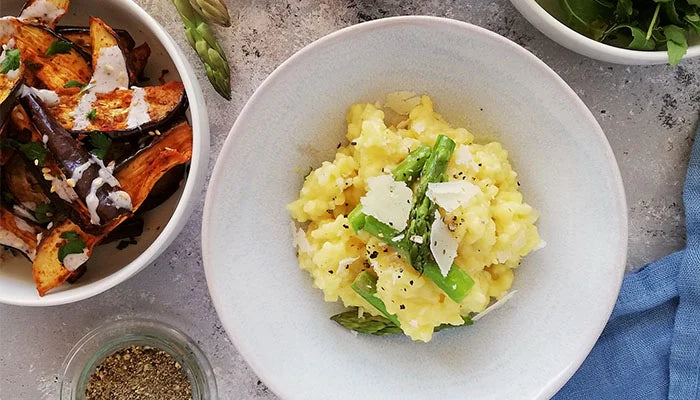 SAFRAN RISOTTO MED ASPARGES, AUBERGINER MED HARISSA SAMT RUCOLASALAT