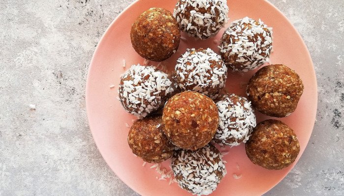 ABRIKOSKUGLER MED KANEL, KARDEMOMME OG VANILLE