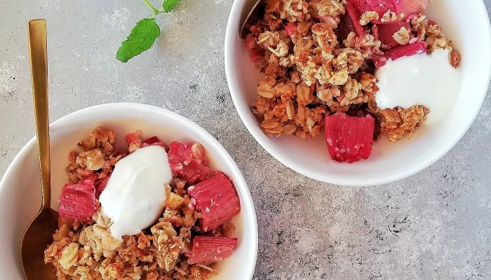 VEGANSK RABARBER CRUMBLE MED HYLDEBLOMST OG TONKABØNNE