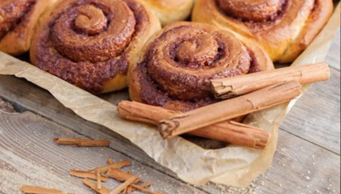 KANELSNEGLE MED SNASK